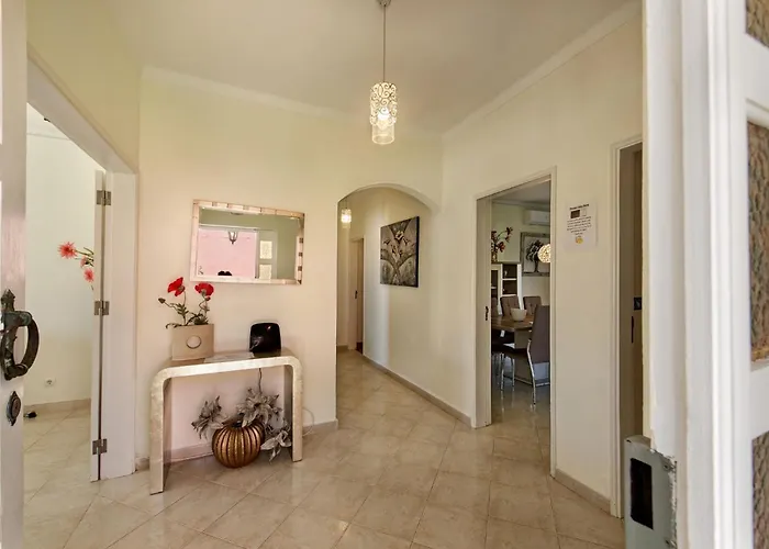 Charming With Private Pool In Vibrant Vilamoura, Free Ac And Wifi * Quarteira