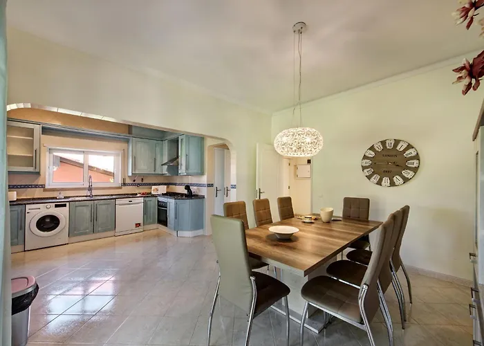 Villa Charming With Private Pool In Vibrant Vilamoura, Free Ac And Wifi