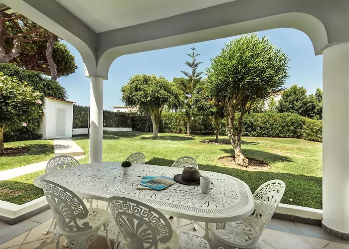 Villa Charming With Private Pool In Vibrant Vilamoura, Free Ac And Wifi *