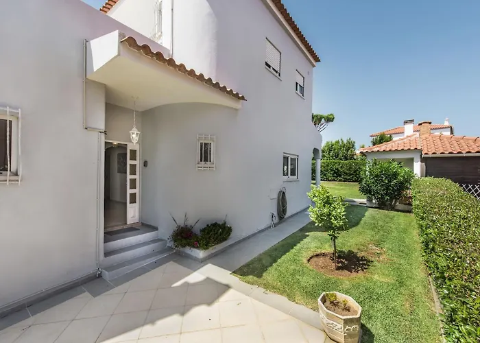 Villa Charming With Private Pool In Vibrant Vilamoura, Free Ac And Wifi