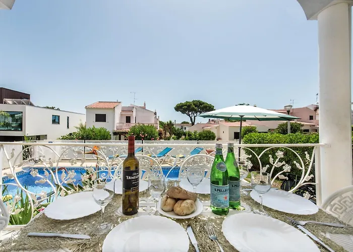 Villa Charming With Private Pool In Vibrant Vilamoura, Free Ac And Wifi Quarteira