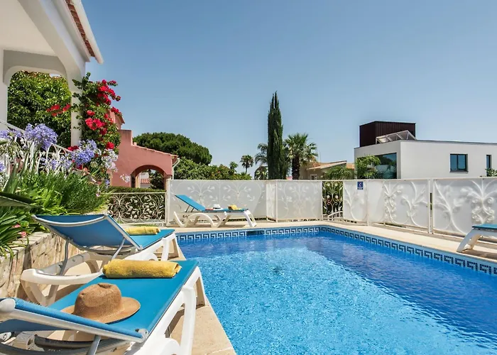 Charming With Private Pool In Vibrant Vilamoura, Free Ac And Wifi