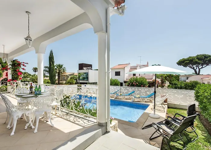 Villa Charming With Private Pool In Vibrant Vilamoura, Free Ac And Wifi