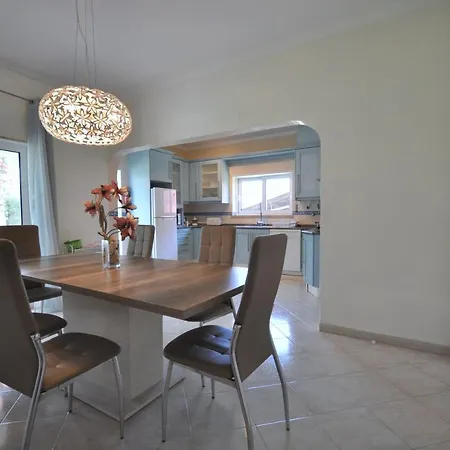 Charming With Private Pool In Vibrant Vilamoura, Free Ac And Wifi Quarteira