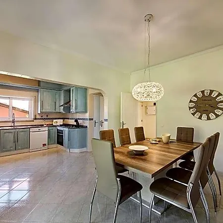 Villa Charming With Private Pool In Vibrant Vilamoura, Free Ac And Wifi