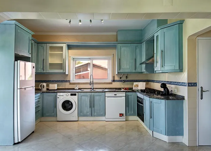 Charming With Private Pool In Vibrant Vilamoura, Free Ac And Wifi