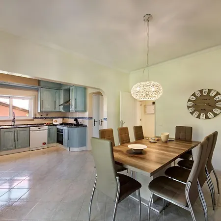 Villa Charming With Private Pool In Vibrant Vilamoura, Free Ac And Wifi