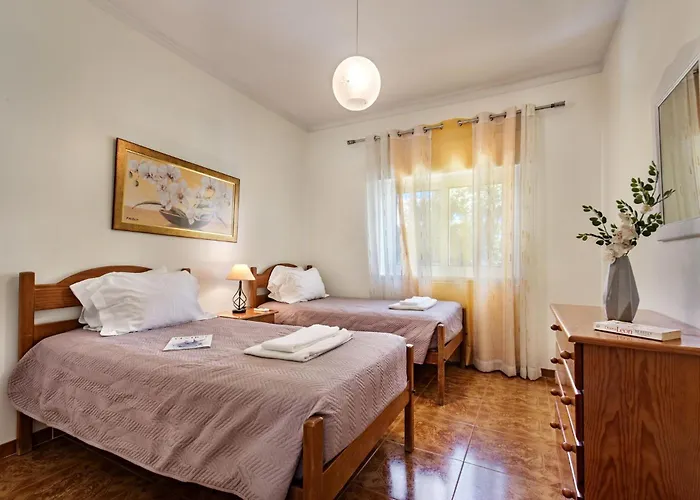 Willa Charming With Private Pool In Vibrant Vilamoura, Free Ac And Wifi Quarteira